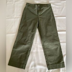Old Navy Capri Pants Ladies size 4, Olive